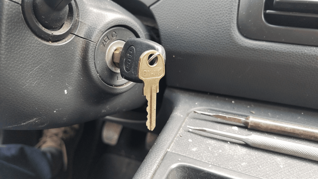 Vehicle ignition cylinder with a key and locksmith tools