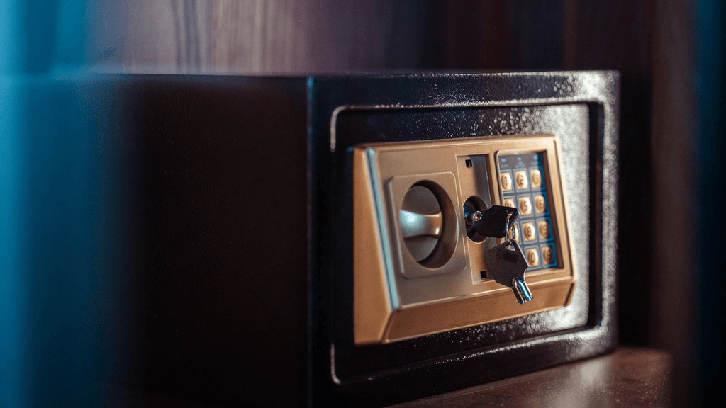 Real electronic safe with key override and keypad